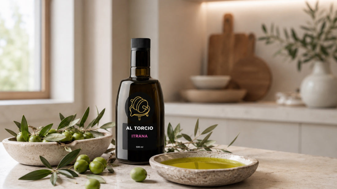 Istrisches Olivenöl Al Torcio mit frischen Oliven in heller Küche | MASINO